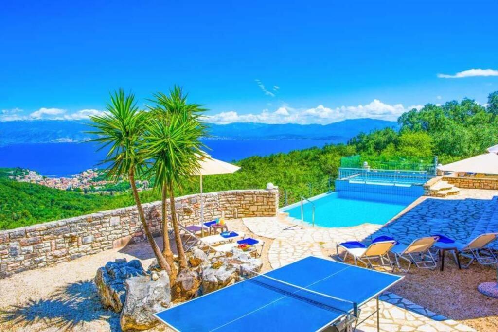 The Hillside Villas, Stunning Views & Private Pool Villa *